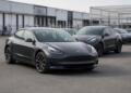 Varios vehículos Tesla estacionados en un patio industrial de entregas