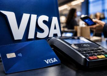Logotipo de Visa junto a una tarjeta bancaria y un terminal de pago.