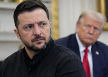 Zelenski expresa su rechazo mientras Trump aparece en segundo plano.